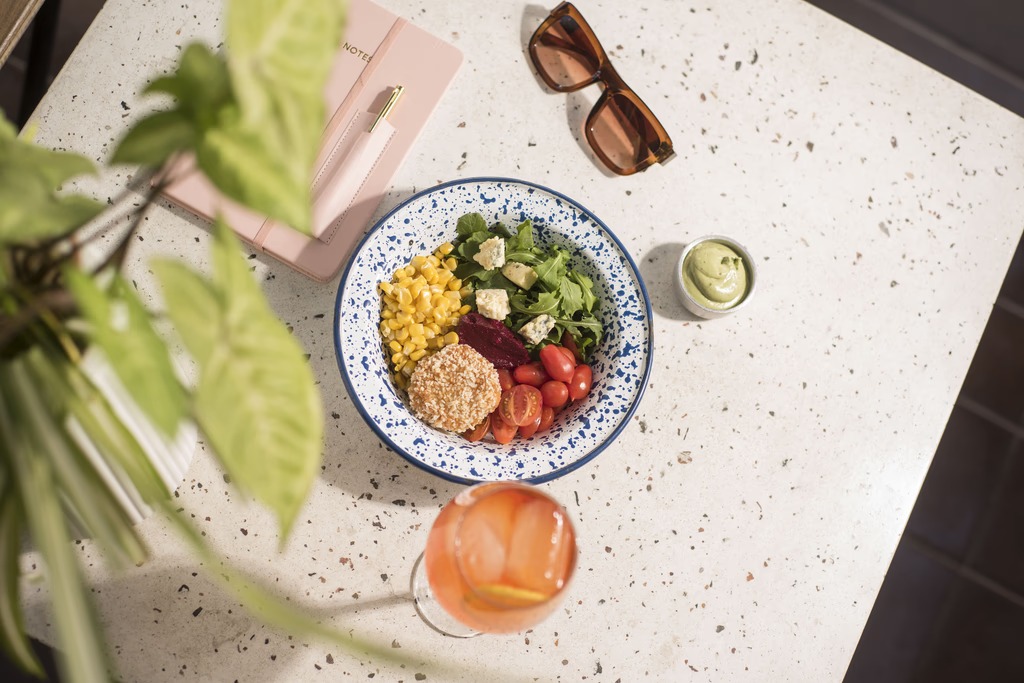 Ensalada de Nipoti con un spritz, vista desde arriba